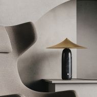 CRON Elegante Design Tischleuchte Besonders elegante Variante mit Schirm in Messing.