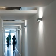 JOYA Italian wall light up- and downlight surface chrome Schlicht und schn. Flur beleuchtet von italienischem Hersteller.