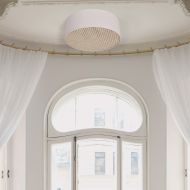 RIKE Deckenlampe aus Stoff mit Korbgeflecht Runde Deckenlampe mit Korbgeflecht im Natur-Chick.