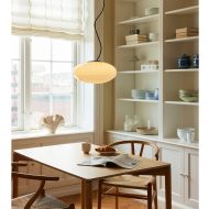 MAGLIA Pendelleuchte mit ovalem Glas Angenehme Esstisch Lampe mit weiem Glas.