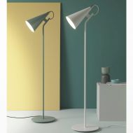 JEENA Moderne Bodenstehleuchte mit spitzem Kegelschirm 