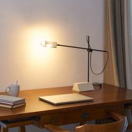 H2 Design Tischleuchte aus Spanien Schreibtischlampe mit langem, beweglichem Arm.