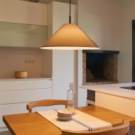 CONIC Pendelleuchte mit groem Schirm Schirm Druchmesser 50 cm, Grau beleuchtet.