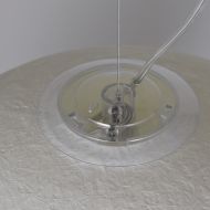 LUNA Mond-Leuchte aus weiem Kunstharz Detail der Aufhngung mit Stahlseil.