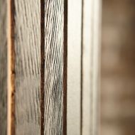 LUZ OCULTA WOOD Tischleuchte mit Holzverblendung Eichenholz dunkel bearbeitet.