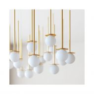 MIORI Grosses Pendelleuchten Ensemble 21 Kleine Opalglas-Kugeln, Halterung Gold Lackierung.