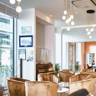 MIORI 3-flammige Kugelglas-Pendellampe Stilvolle Beleuchtung eines Cafs.