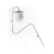 MIORI Wandleuchte mit Kugelglas Wandleuchte mit langem Rohr, in Silber.