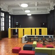 MAX LED Hngeleuchte aus Acrylglas Beleuchtung groer, hoher Raum. John Bell House GB.