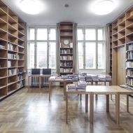 MAX LED Deckenleuchte aus Acrylglas Beleuchtung in der Bibliothek.