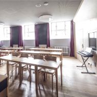 MAX LED Deckenleuchte aus Acrylglas Deckenlampe im Musikraum, Schule.