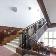 ADEL Halbrunde Wandlampe aus Opalglas Schne Wandlampe fr historische Gebude.