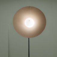 RONIN Modern design floor lamp Frontale Ansicht des Schirm mit Lichtquelle.