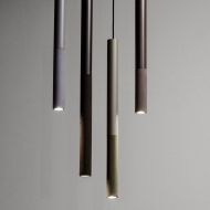 KNALLA POW Zylindrische Pendellampe aus Beton Lange Stab-Pendellampen in Blau, Schwarz, Grn u. Braun.