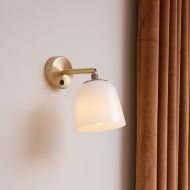 TRELLEBURG Wandleuchte in Messing Schne Wandlampe mit Opal-Glas.