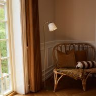 TRELLEBURG Stehlampe in Messing Schne Wohnzimmer-Stehlampe mit weie Glas.