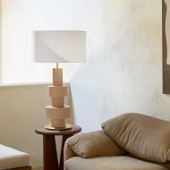 BABEL Moderne Tischleuchte Hohe Wohnzimmerlampe im moderen-mediterranen Design.