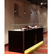 JOYA Kleine italienische Pendelleuchte in Wei Dezente und stilvolle Beleuchtung einer Ausstellungsvitrine.