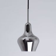 SPUN Kleine Chrom-Pendelleuchte Der silber-graue Glasschirm mit 13 cm Druchmesser.