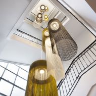 SWING Extra lange Hngeleuchte Beeindruckendes Ensemble im Treppenauge.