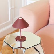 HATTY Akku Tischleuchte Auch als kabellose Tischleuchte in Wohnrumen geeignet.