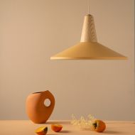 EIKON SHELL Groe Pendelleuchte aus Holz und Metall Fruchtig-frisch: Lampenschirm in Pfirsichfarben.