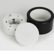 PUNKT Mini Deckenleuchte Porzellan Einfacher Aufbau des Spots.