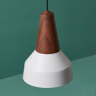 EIKON BASIC pendant light made of wood and metal Weier Lampenschirm mit Walnuss-Haltung.