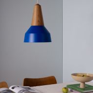 EIKON BASIC pendant light made of wood and metal Schner tief-blauer Lampenschirm. Moderne Esstischleuchte.