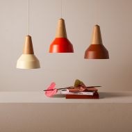 EIKON BASIC pendant light made of wood and metal Poppig bis gedeckte Farbtne der Leuchtenkollektion.