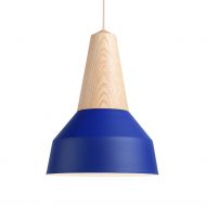 EIKON BASIC pendant light made of wood and metal EIKON Pendelleuchte: Esche, Schirm Kobaldblau.