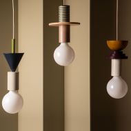 JUNIT Farbige Holzpendellampe im Memphis-Stil Holzpendel in gedeckten Farben.