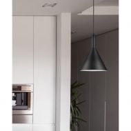 CAPU Pendellampe mit konischem Schirm Pendellampe mit konischem Schirm aus Metall.