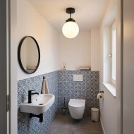 FLOB Deckenleuchte Kugelschirm opal Sch�ne Deckenlampe f�r die G�stetoilette.