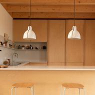 VENICE pendant lamp with ceramic shade Kchenzeile mit Keramikschirm-Pendellampen.