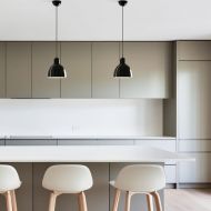 VENICE pendant lamp with ceramic shade Schwarz glnzende Pendellampe ber Kcheninsel.