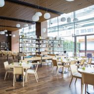 MAIOLE Pendelleuchte mit Opalglas - Sonderangebot Stilvolle Bestckung eines Restaurants mit der Leuchten Serie.