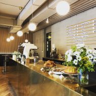 OLANA Weie Kugelglas Pendelleuchte - Sonderangebot Blendfreie Beleuchtung des Tresens.