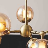 ELEMENTS 6-flammiger Leuchter in Messing und bernsteinfarbigem Kugelglas Bewegliche Arme ermglichen unterschiedliche Formen