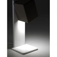 CUBIS Tischlampe mit schwenkbarer LED Lichtquelle Lichtspiel der schwenkbaren LED Tischlampe.
