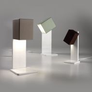 CUBIS Tischlampe mit schwenkbarer LED Lichtquelle Hhen- und Farbvarianten der Tischlampe.