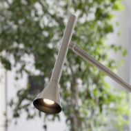 DIESIS Bodenstehleuchte mit beweglichem Licht Detail der Leuchte in Nickel