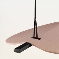 SONO H�ngeleuchte mit Akustikpanel Detail Aufh�ngung der langen Linienleuchte mit Akustik-Panel