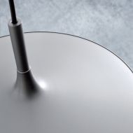 SUE Moderne helle Pendelleuchte in Silbergrau - Sonderangebot Grau-metallischer Lampenschirm.