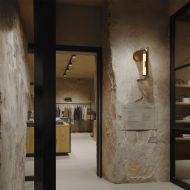 LIDA Moderne Wandleuchte mit besonderem Glasschirm Glas-Wandleuchte in Gold Antik im Showroom, Ladengesch�ft