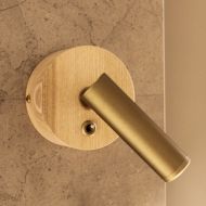 TUBI S Spot-Wandleuchte Kleine Spot mit sch�nem Holz-Sockel und Schalter.