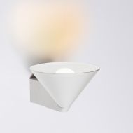 NELLIO Moderne Wandleuchte konisch Wandleucht als Up-light montiert.