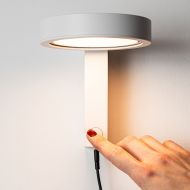ONFIT Spot-Wandleuchte mit Schalter und USB Soft-Touch Schalter am Geh�use.