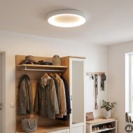 TRITON Flache LED Deckenleuchte weiss Grundbeleuchtung in der Garderobe.