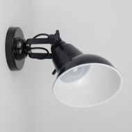 STUDIO Wandleuchte aus Metall mit Gelenk Metallschirm Innenseite mit weier Lackierung.